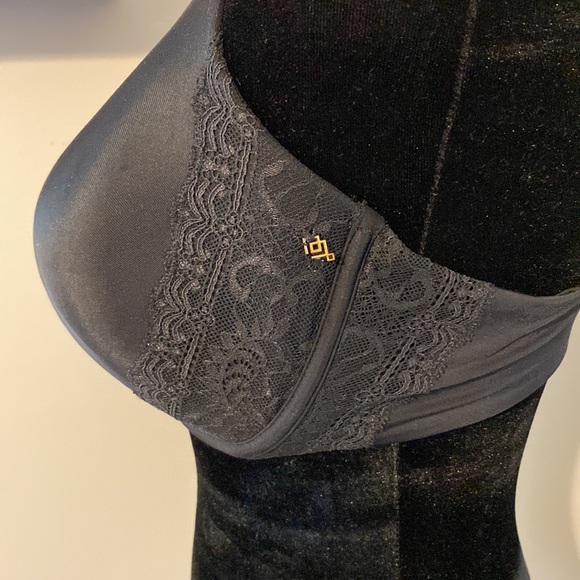 Lilyette Black Plunge 36DD (E) Bra with light padding. EUC, worn a few times - Picture 2 of 6